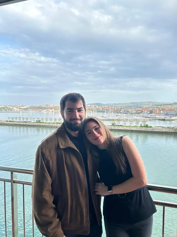 Raquel y Adrián junto al agua.