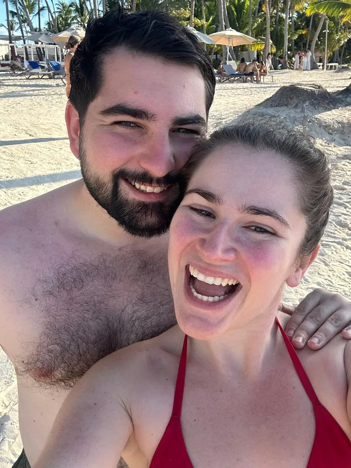 Una sonrisa compartida en la playa.